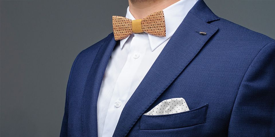 BeWooden - Muž v modrém saku s bílým kapesníčkem do saka Dots square a dřevěným motýlkem Sole