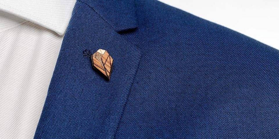 Dřevěná ozdoba do saka Arb Lapel pro muže na modrém saku
