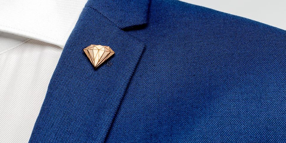 Dřevěná ozdoba do saka Diamond Lapel pro muže na modrém saku Dřevěná ozdoba do saka Diamond Lapel pro muže na modrém saku