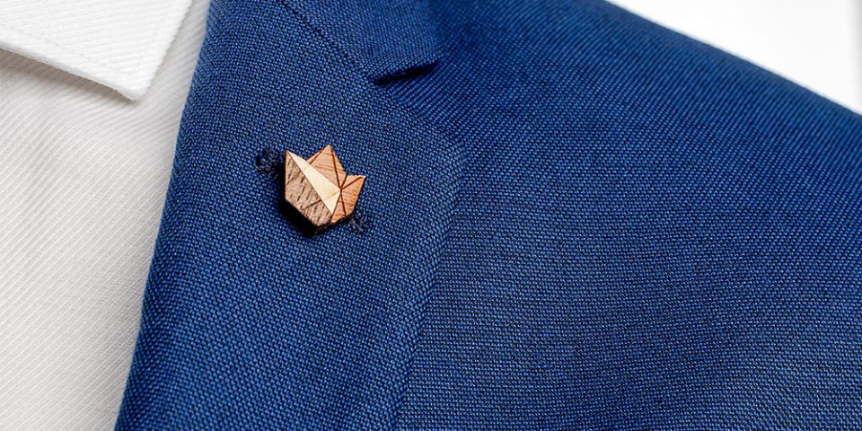 Dřevěná ozdoba do saka Floa Lapel pro muže na modrém saku Dřevěná ozdoba do saka Floa Lapel pro muže na modrém saku