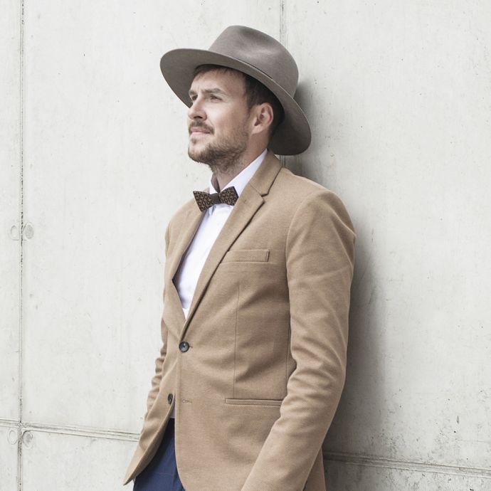 Hnědý pánský klobouk Apis Hat na modelu s hnědým sakem