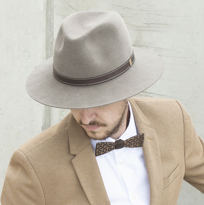 Hnědý pánský klobouk Apis Hat na modelu s hnědým sakem