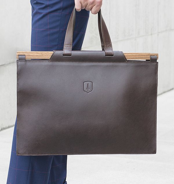Muž v modrém obleku s koženou taškou v hnědé barvě Lineari handbag s dřevěným detailem