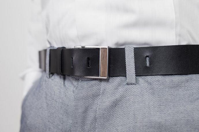 Model v bílé košili a modrých kalhotách s koženým páskem Apis Belt