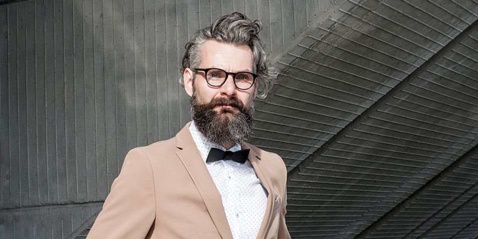 BeWooden - Muž v hnědém kabátě s motýlkem Eguus