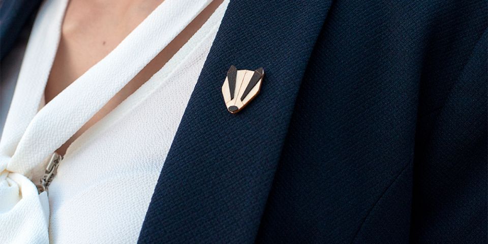 BeWooden - Modelka v saku s dřevěnou broží Badger Brooch