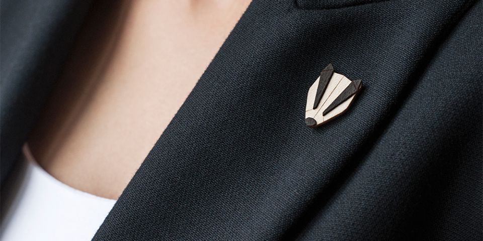 BeWooden - Modelka v saku s dřevěnou broží Badger Brooch