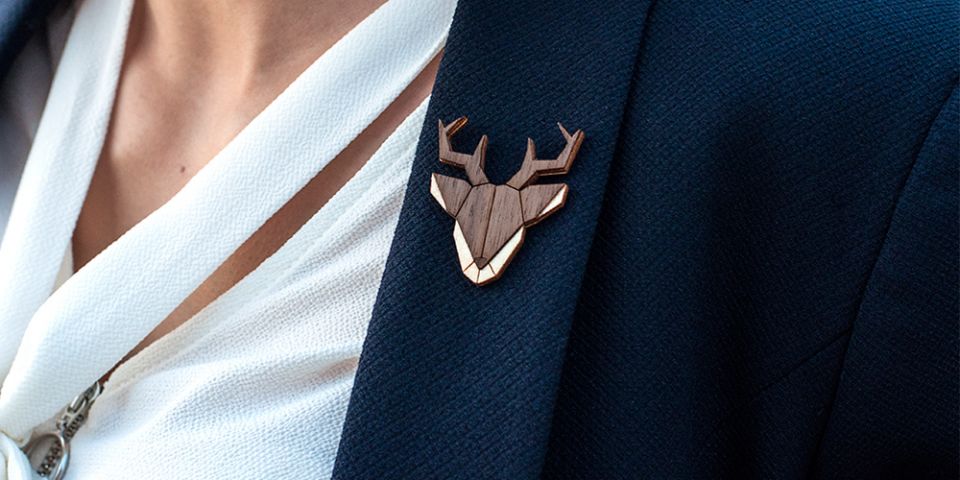 Modelka v saku s dřevěnou broží Deer Brooch