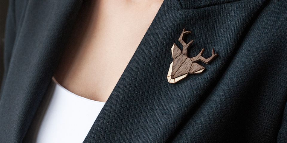 BeWooden - Modelka v saku s dřevěnou broží Deer Brooch