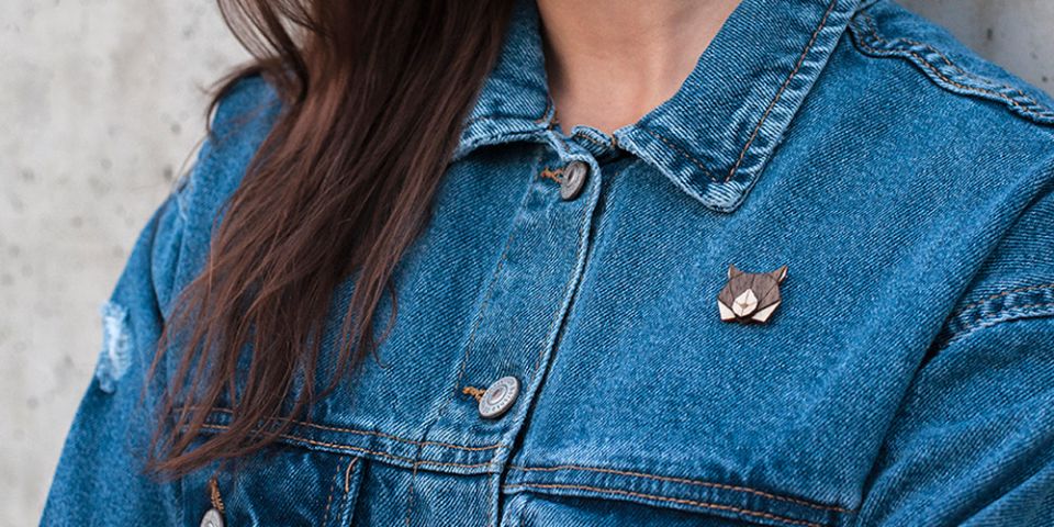 BeWooden - Modelka v džínové bundě s dřevěnou broží Lynx Brooch
