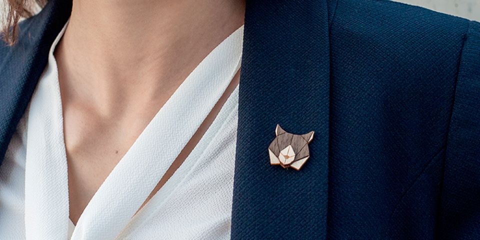 Modelka v saku s dřevěnou broží Lynx Brooch