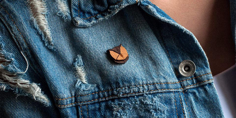 BeWooden - Modelka v džínové bundě s dřevěnou broží Owl Brooch