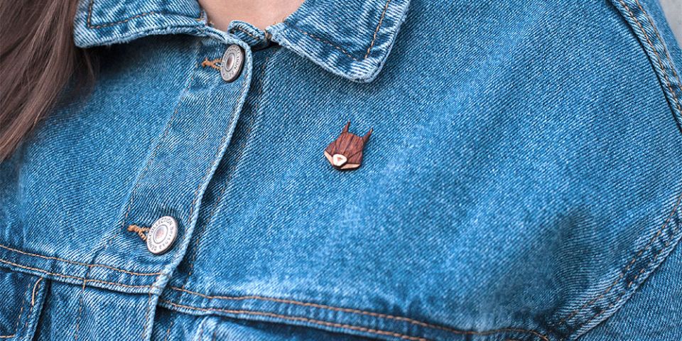 Modelka v džínové bundě s dřevěnou broží Squirrel Brooch Modelka v džínové bundě s dřevěnou broží Squirrel Brooch