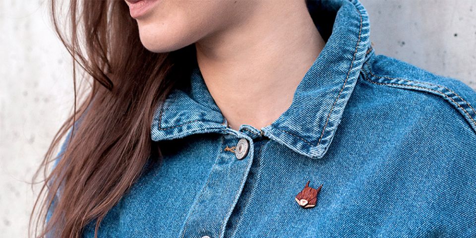 Modelka v džínové bundě s dřevěnou broží Squirrel Brooch