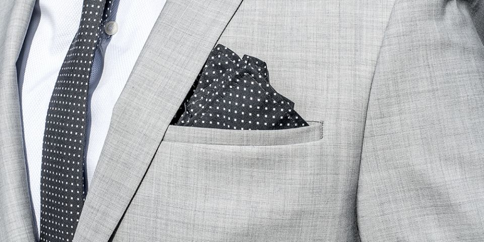 Muž v šedém saku s kapesníčkem Coloo Dots square a kravatou Coloo Tie