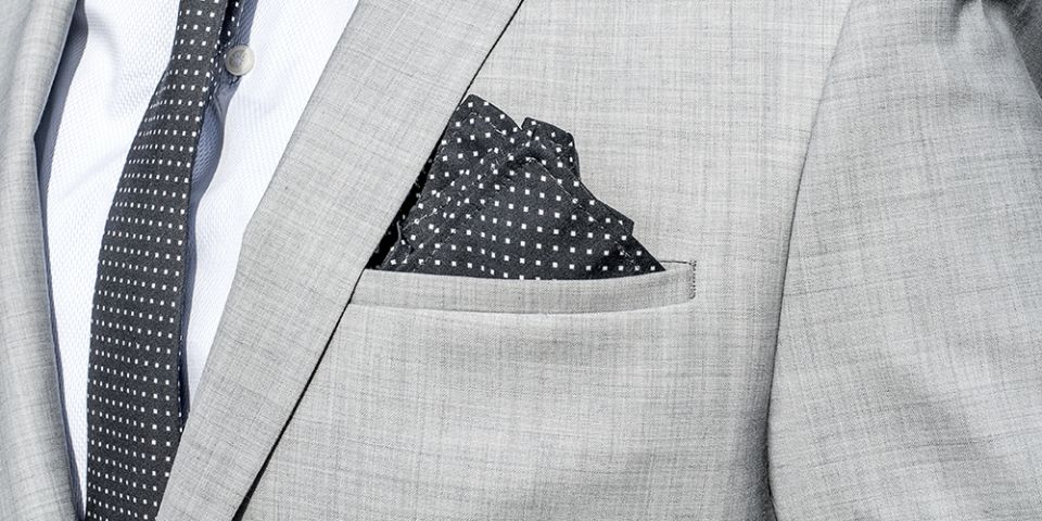 Muž v šedém saku s kapesníčkem Coloo Dots square a kravatou Coloo Tie Muž v šedém saku s kapesníčkem Coloo Dots square a kravatou Coloo Tie
