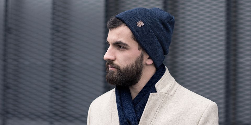 BeWooden - muž v kabátě s modrou čepicí apis cap
