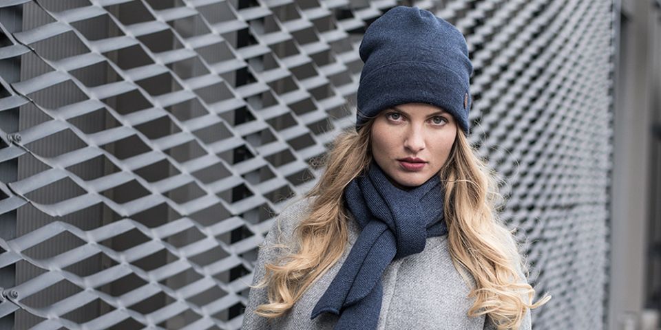 BeWooden - žena v šedém kabátě s modrou čepicí apis cap a šálpu apis scarf