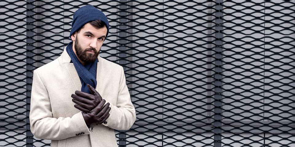 BeWooden - muž v kabátě s modrou čepicí apis cap šálou apis scarf a rukavicemi brunn gloves