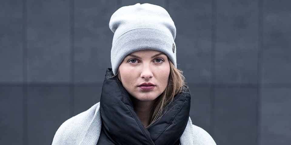 BeWooden - žena s blonďatými vlasy má na hlavě čepici nox cap a šálu nox scarf
