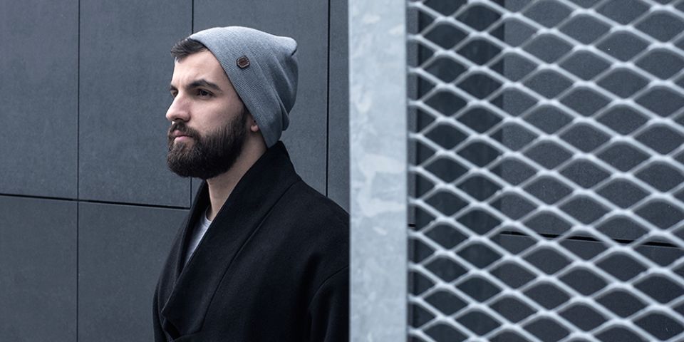 BeWooden - Muž v černém kabátě s čepicí Nox Cap