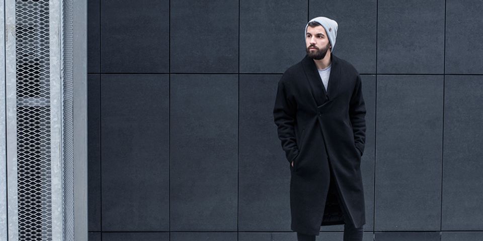BeWooden - Muž v černém kabátě s čepicí Nox Cap