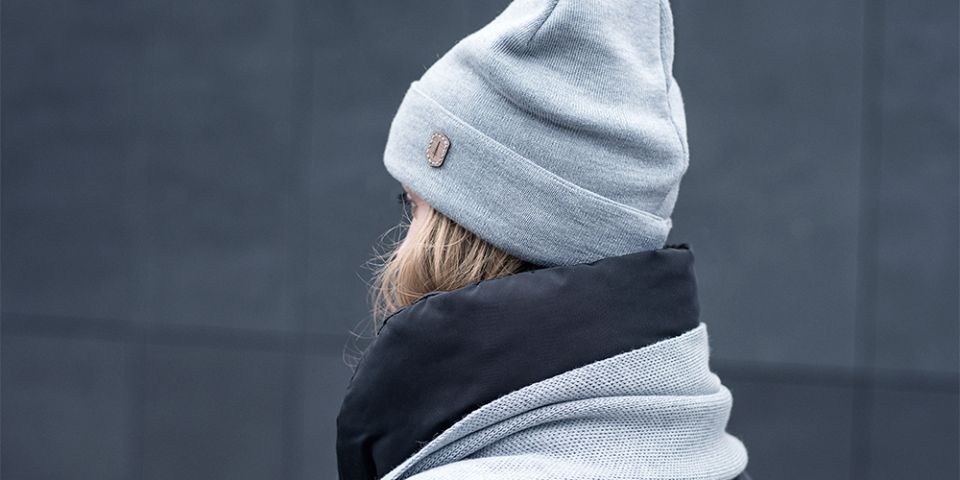 BeWooden - žena s čepicí nox cap a šálou nox scarf