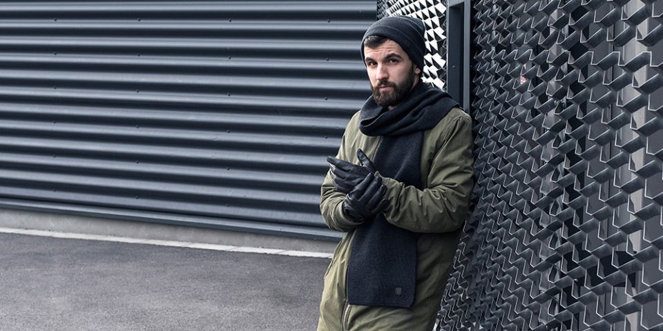 BeWooden - Muž v khaki kabátku s černou šálou Tenebra Scarf a zimní čepicí Tenebra Cap
