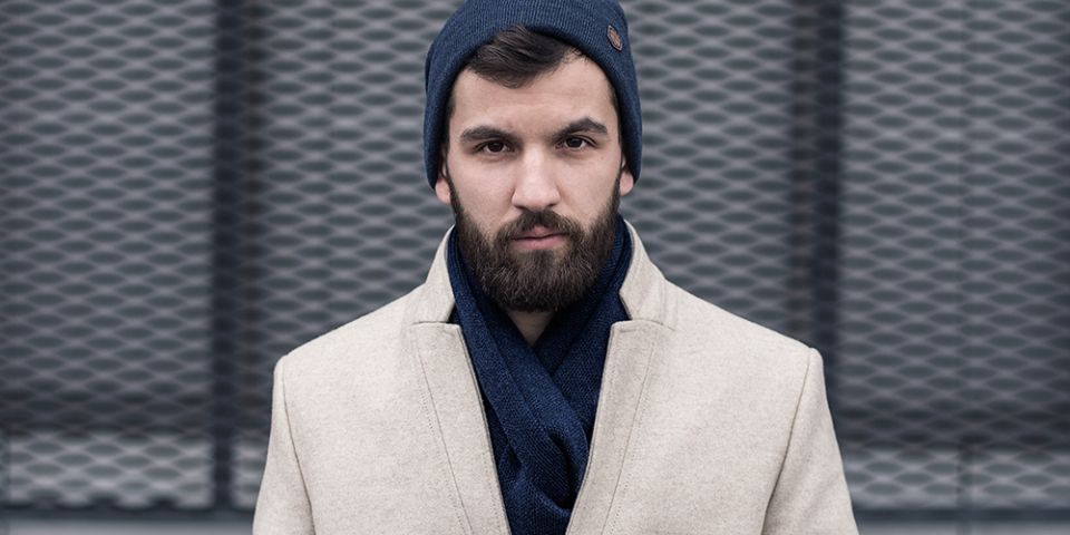 BeWooden - muž v kabátě s modrou čepicí Apis Cap a šálou Apis Scarf