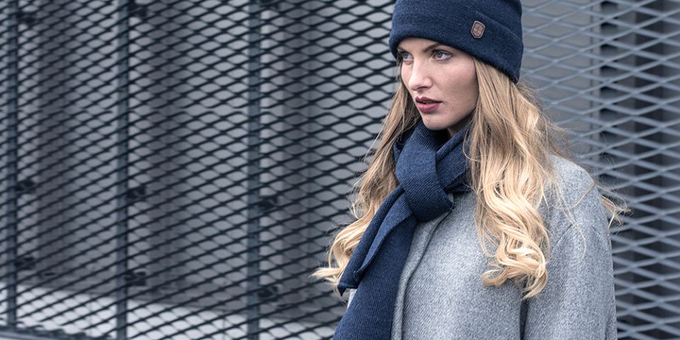 BeWooden - žena s blonďatými vlasy má na hlavě čepici Apis Cap a šálu Apis Scarf