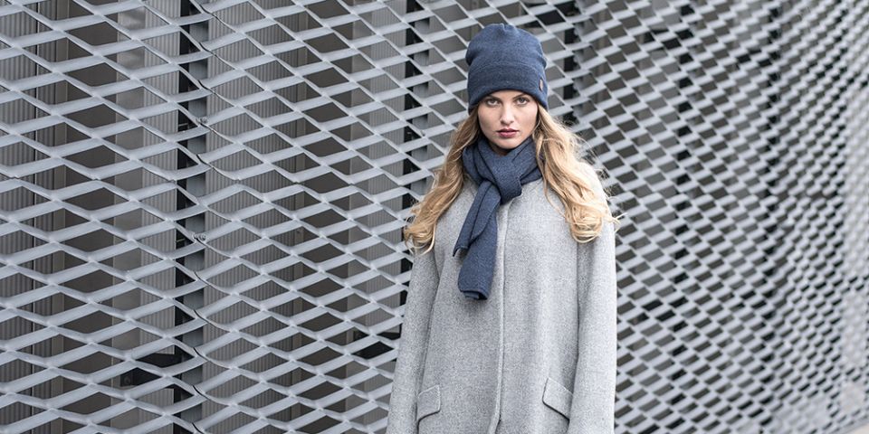BeWooden - žena s blonďatými vlasy má na hlavě čepici Apis Cap a šálu Apis Scarf