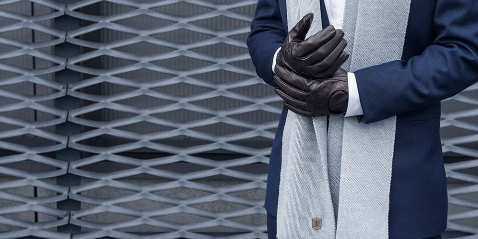 BeWooden - muž v kabátě se šedou šálou Nox Scarf a rukavicemi Brunn Gloves