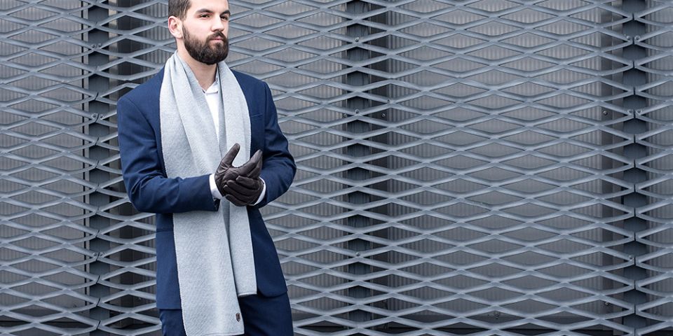 BeWooden - muž v kabátě se šedou šálou Nox Scarf a rukavicemi Brunn Gloves