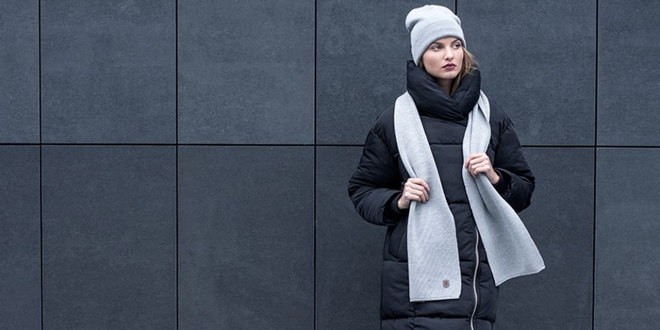 BeWooden - Žena v černém kabátě s šedou šálou Nox Scarf a čepicí Nox Cap