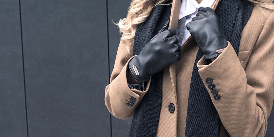 BeWooden - Žena v hnědém kabátě s černou šálou Tenebra Scarf a rukavicemi Apis Gloves