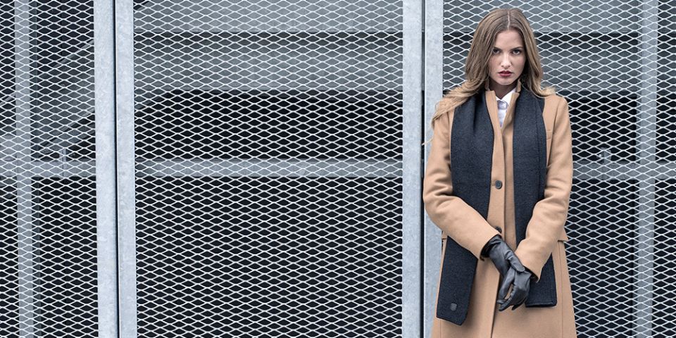 BeWooden - Žena v hnědém kabátě s černou šálou Tenebra Scarf