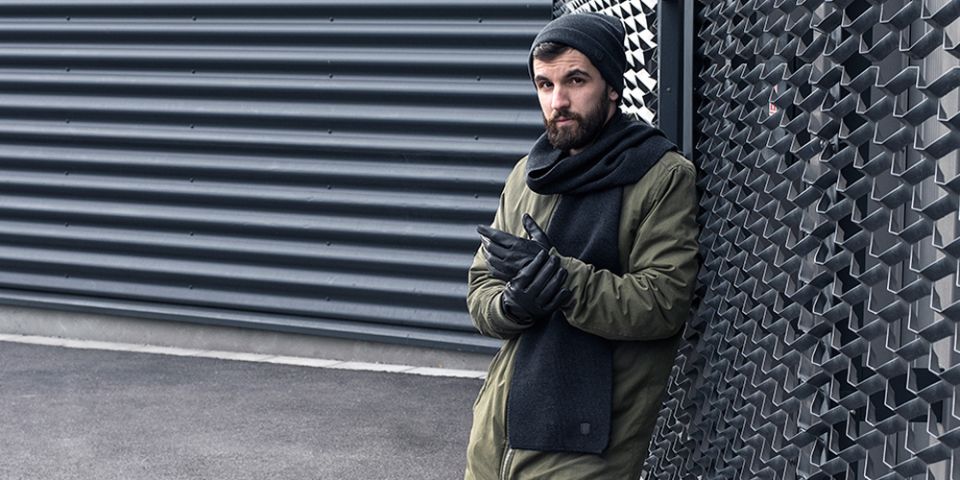 BeWooden - Muž v khaki kabátku s černou šálou Tenebra Scarf a zimní čepicí Tenebra Cap