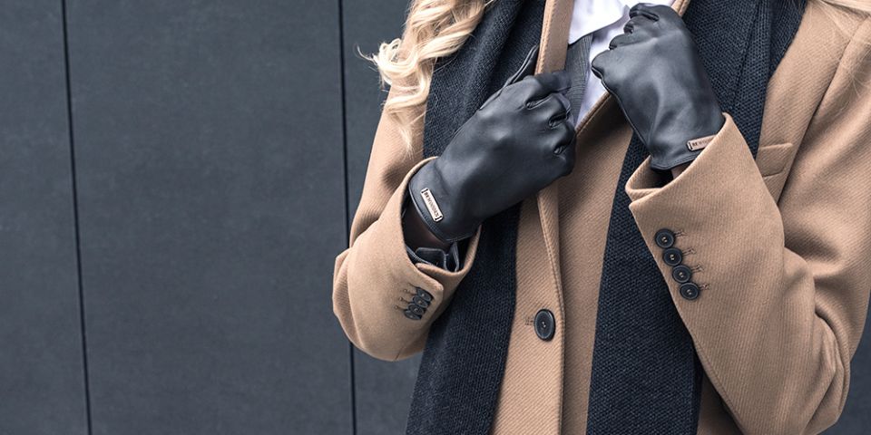 BeWooden - Žena v hnědém kabátě s černou šálou Tenebra Scarf a rukavicemi Apis Gloves