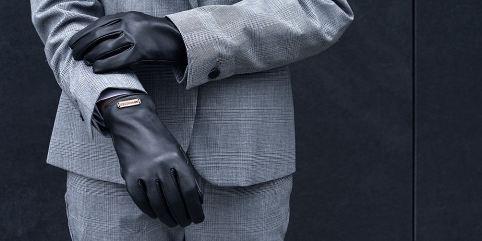 BeWooden - žena v šedém saku s černými rukavicemi Apis Gloves