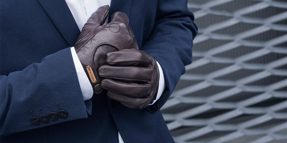 BeWooden - Muž v modrém saku s hnědými rukavicemi Brunn Gloves