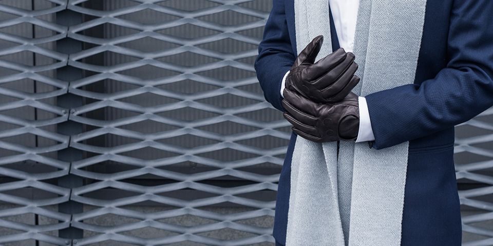 BeWooden - Muž v modrém saku s hnědými rukavicemi Brunn Gloves a šedou šálou Nox Scarf