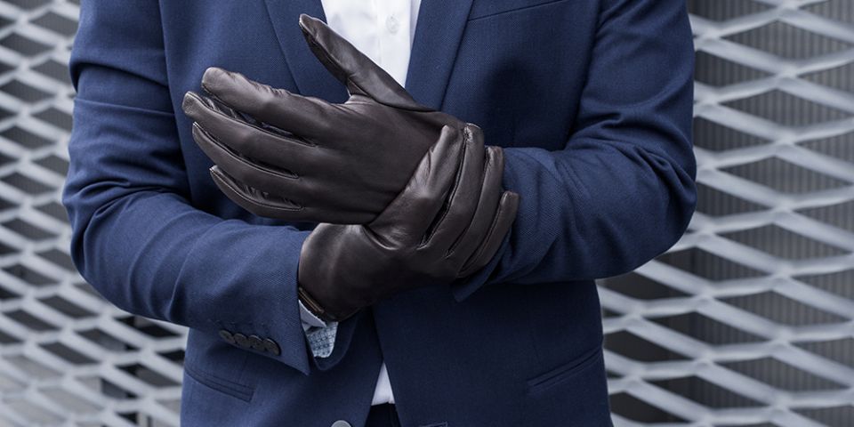 BeWooden - Muž v modrém saku s hnědými rukavicemi Lini Gloves