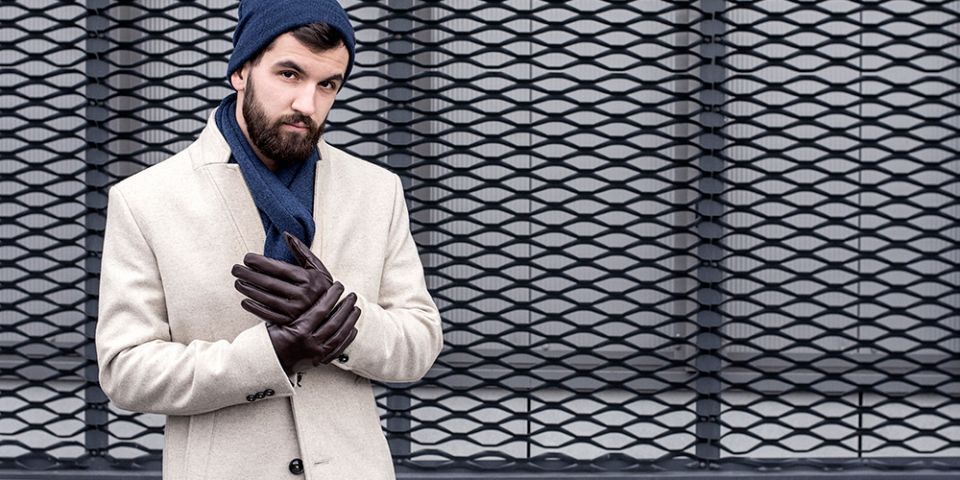 BeWooden - muž v kabátě s modrou čepicí apis cap šálou apis scarf a rukavicemi lini gloves