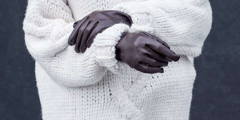 BeWooden - Žena v bílém svetru s rukavicemi Lini Gloves