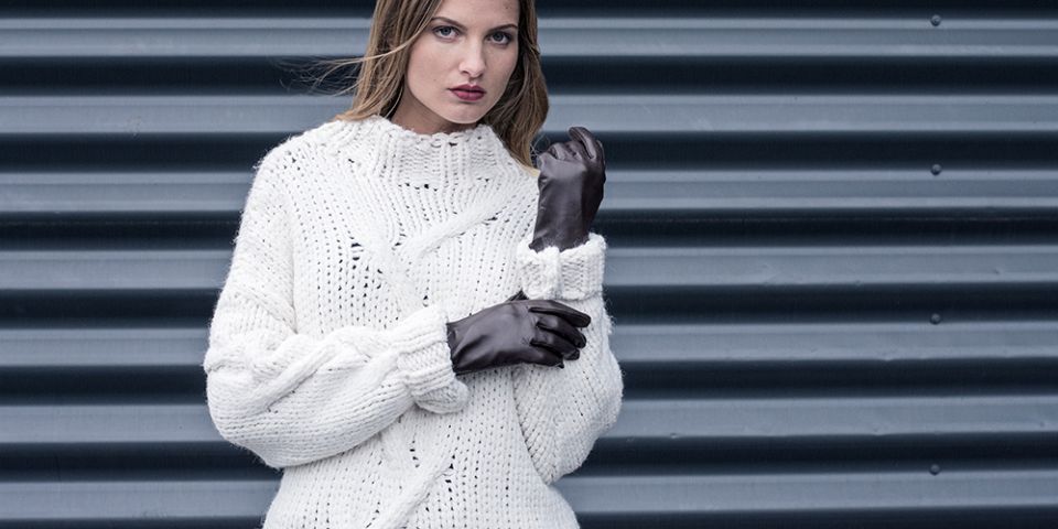 BeWooden - Žena v bílém svetru s rukavicemi Lini Gloves