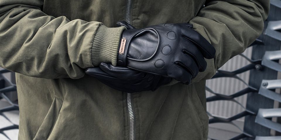 BeWooden - Muž v khaki kabátku s černými rukavicemi Nox Gloves