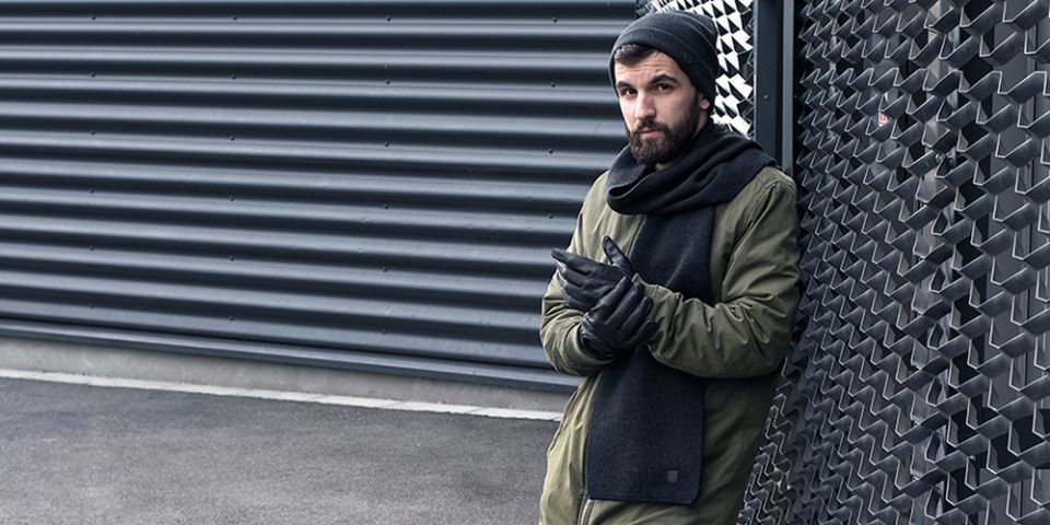 BeWooden - Muž v khaki kabátku s černou šálou Tenebra Scarf zimní čepicí Tenebra Cap a rukavicemi Nox Gloves