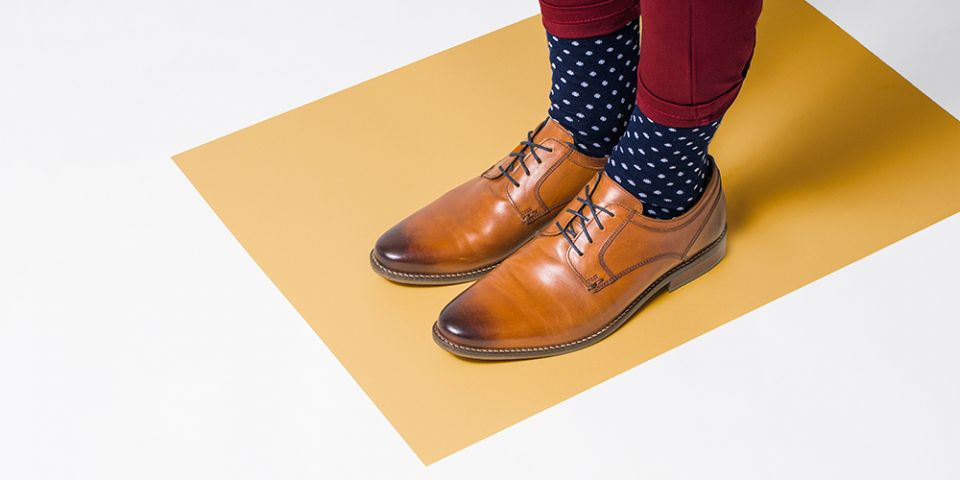 BeWooden - Muž v červených kalhotách s tečkovanými ponožkami Coloo Socks a hnědými polobotkami