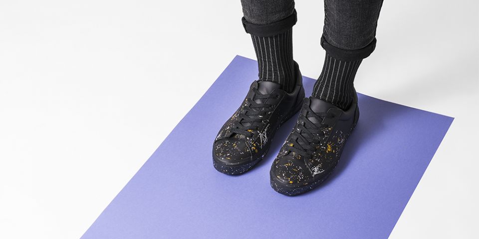 BeWooden - Muž s černými proužkovanými ponožkami Nox Socks