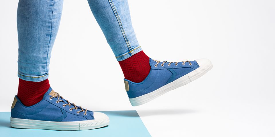 Muž v džínách a červených ponožkách Red Socks Muž v džínách a červených ponožkách Red Socks